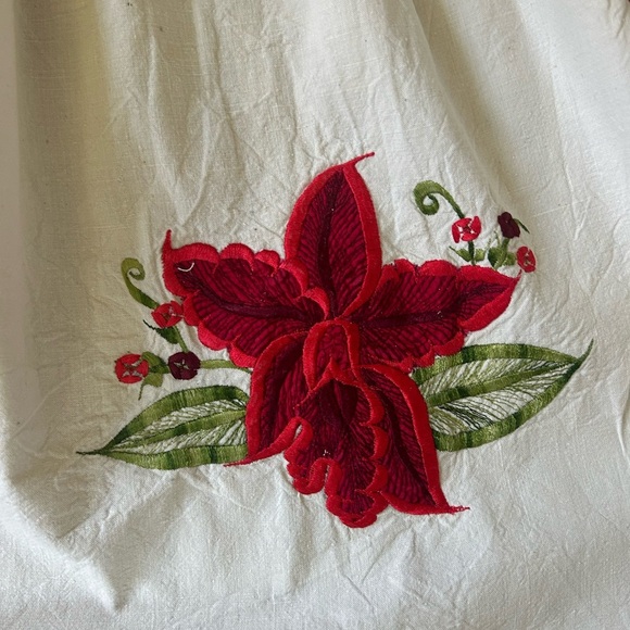 Vintage embroidered floral apron with pocket. Super cute. Homemaker. Cottagecore - Picture 2 of 10